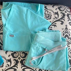 Figs Aqua
XS Catarina top
S petite Zamora joggers